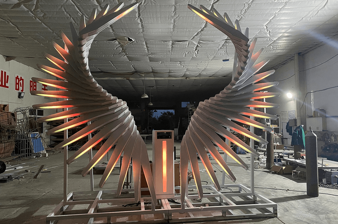 武汉时代经典设计定制天使翅膀亚克力七彩灯箱