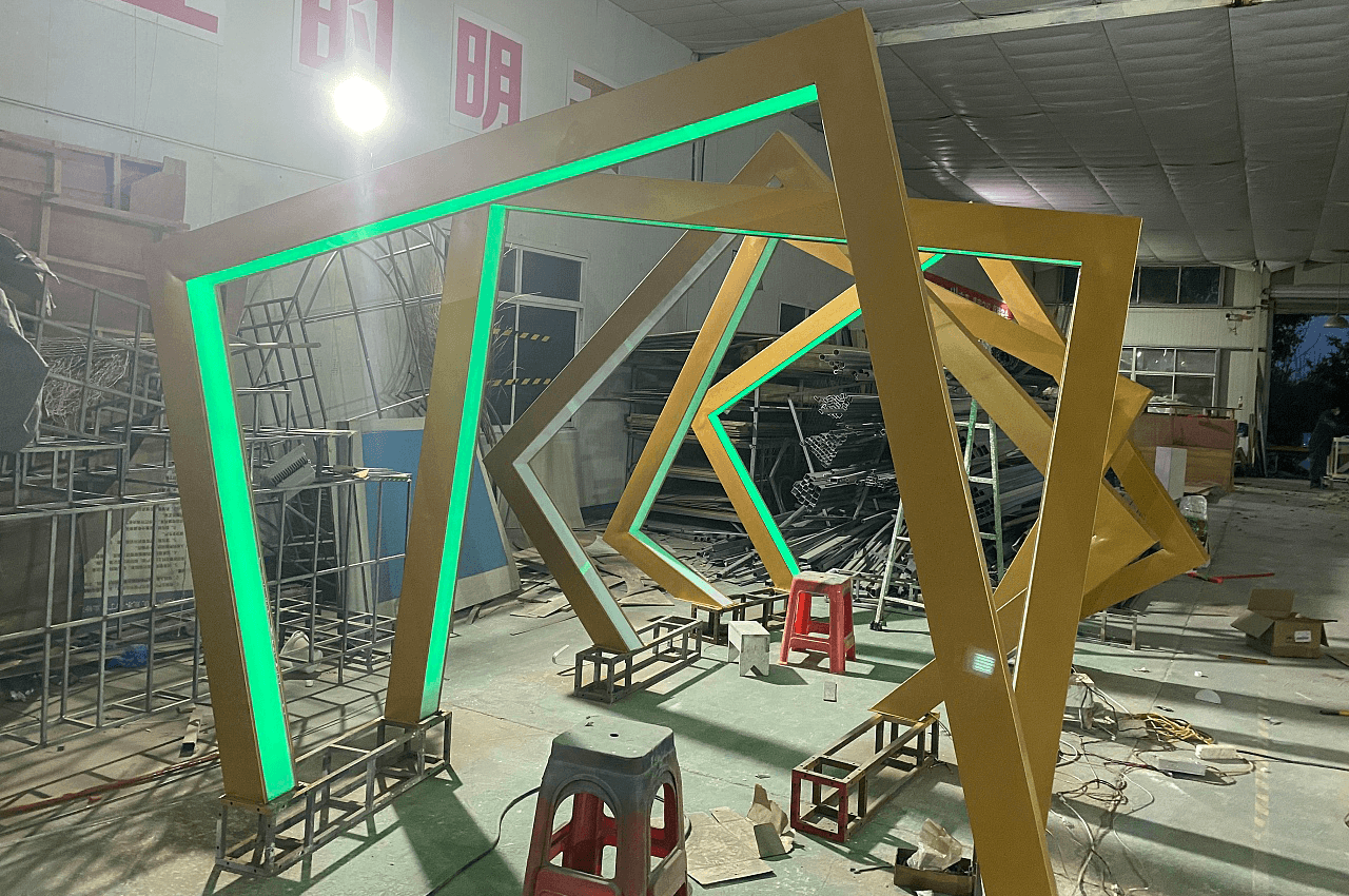 武汉时代经典商场钢架结构亚克力灯箱