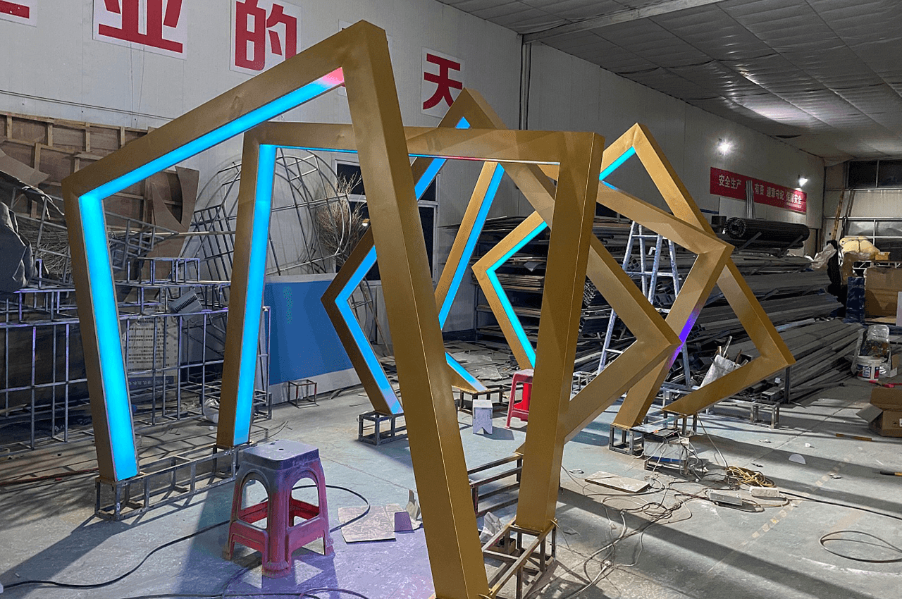 武汉时代经典商场钢架结构亚克力灯箱